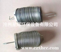 彈簧骨架是常用的除塵骨架之一,具有一定的伸縮性,因除塵器受室內(nèi)空間的限制,除塵器的頂部沒有一定的空間來更換除塵袋籠,所以在設(shè)計(jì)時(shí)采用了彈簧骨架或（插接）多節(jié)式骨架.