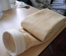 PTFE針刺氈采用PTFE（聚四氟乙烯纖維）經(jīng)三維針刺而成的一種過(guò)濾材料.PTFE纖維為大分子線性結(jié)構(gòu)，因而具有極強(qiáng)的耐溫、耐磨、耐腐、耐化學(xué)穩(wěn)定性,廣泛適用于鋼鐵、電力、垃圾焚燒等