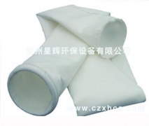 拒水防油針刺氈的生產(chǎn)流程如下： 纖維開(kāi)松--梳理--鋪網(wǎng)--預(yù)刺--主刺--成氈--燒毛--軋光--浸漬PTFE(防水劑)--烘干--定型--軋制--卷裝。 濾布經(jīng)防水防油處理的過(guò)濾袋應(yīng)用在含濕量較大的場(chǎng)