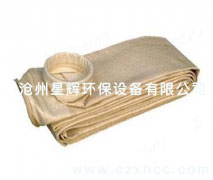 易清灰針刺氈是在普通滌綸針刺氈的基礎(chǔ)上進(jìn)行表面燒毛、壓光處理，易清灰針刺氈使之表面光滑,透氣性能好,易清灰針刺氈在使用中大大降低除塵器收塵袋清除灰塵的勞動(dòng)強(qiáng)度。

