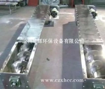本公司自行設(shè)計(jì)的各種規(guī)格不銹鋼螺旋輸送機(jī)，其整體剛性好、運(yùn)轉(zhuǎn)平穩(wěn)、易對(duì)中、密封可靠，不銹鋼有軸螺旋機(jī)的螺旋軸一般采用兩端部滾動(dòng)軸承支承（滾動(dòng)軸承采用國(guó)內(nèi)外的優(yōu)質(zhì)產(chǎn)